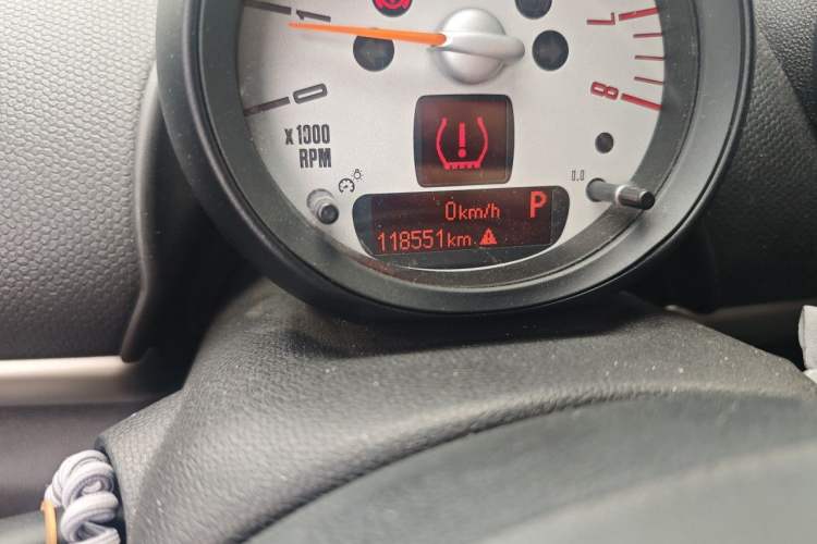 Used MINI Countryman 2011 1.6L COOPER Fun Odometer Close Up