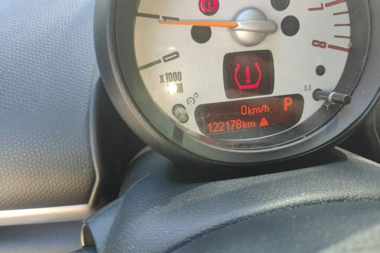 Used MINI Countryman 2011 1.6L COOPER Fun Odometer Close Up