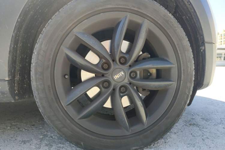 Used MINI Countryman 2011 1.6L COOPER Fun Right Front Wheel Hub