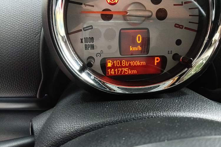 Used MINI Countryman 2012 1.6T COOPER S Odometer Close Up