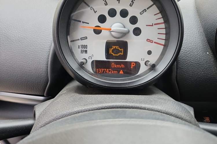 Used MINI Countryman 2012 1.6T COOPER S Odometer Close Up