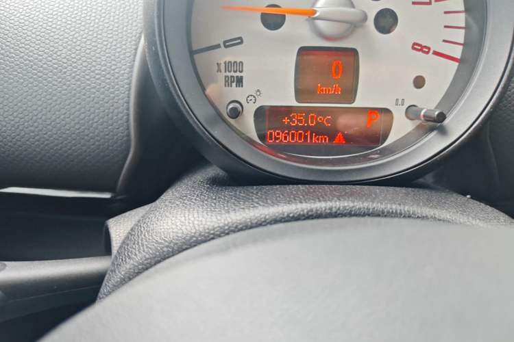 Used MINI Countryman 2013 1.6T COOPER ALL4 Excitement Odometer Close Up