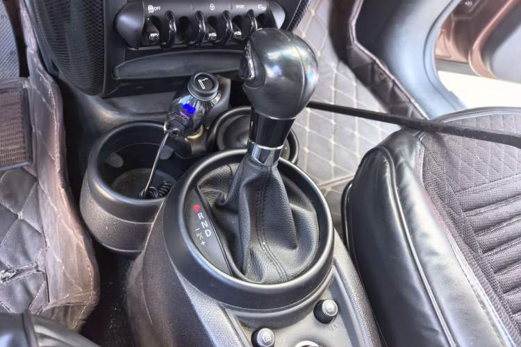 Used MINI Countryman 2013 1.6T COOPER ALL4 Fun Gear Lever