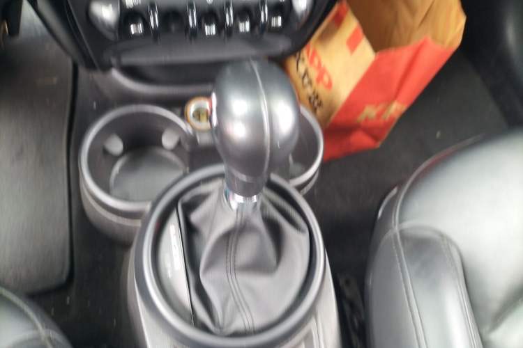 Used MINI Countryman 2013 1.6T COOPER S ALL4 Ski Edition Gear Lever