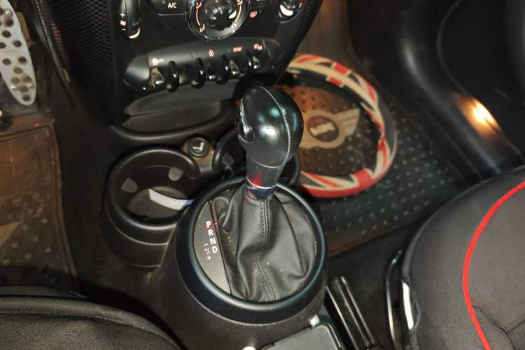Used MINI Countryman 2013 1.6T COOPER ALL4 Fun Gear Lever