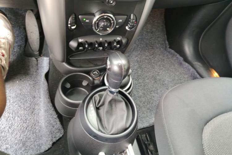 Used MINI Countryman 2013 1.6T COOPER ALL4 Fun Gear Lever