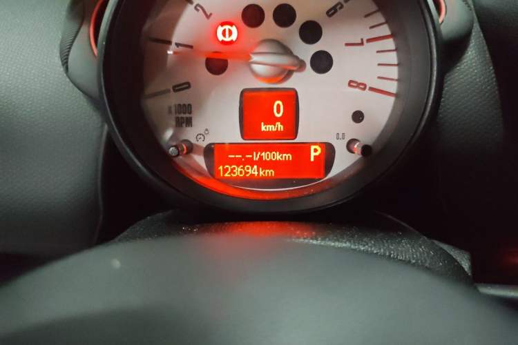 Used MINI Countryman 2013 1.6T COOPER ALL4 Fun Odometer Close Up