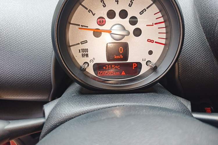 Used MINI Countryman 2013 1.6T COOPER ALL4 Fun Odometer Close Up