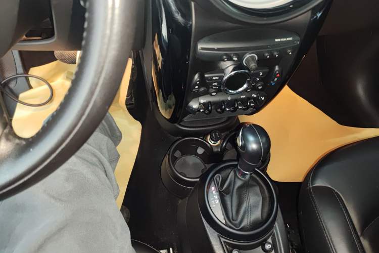 Used MINI Countryman 2013 1.6T COOPER ALL4 Excitement Gear Lever