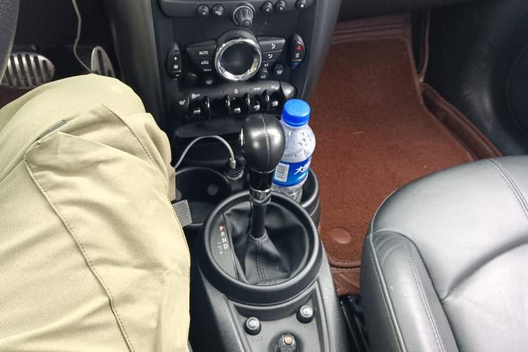 Used MINI Countryman 2013 1.6T COOPER S ALL4 Ski Edition Gear Lever