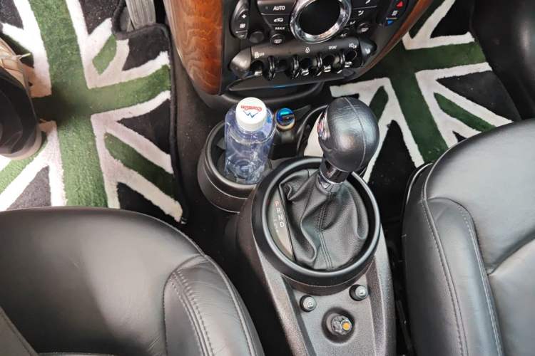Used MINI Countryman 2013 1.6T COOPER S ALL4 Ski Edition Gear Lever