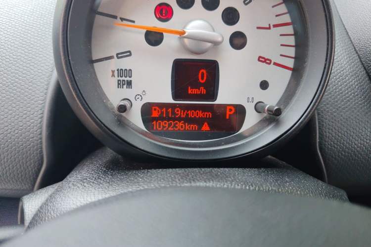 Used MINI Countryman 2013 1.6T COOPER ALL4 Fun Odometer Close Up