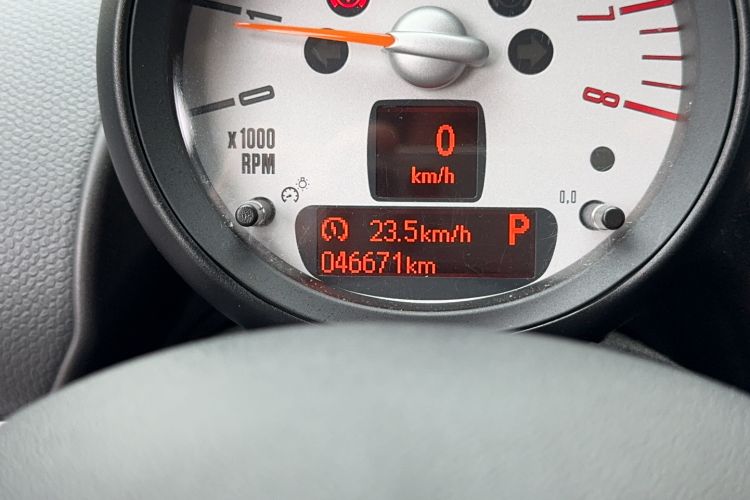 Used MINI Countryman 2013 1.6T COOPER ALL4 Excitement Odometer Close Up