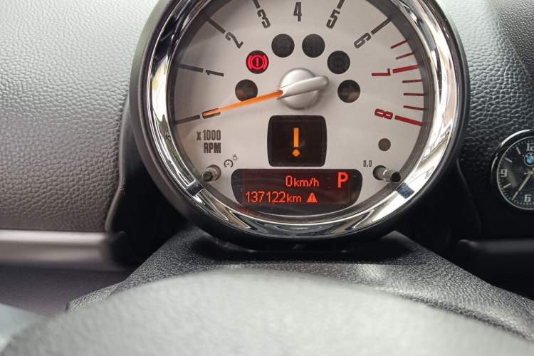 Used MINI Countryman 2013 1.6T COOPER S ALL4 Ski Edition Odometer Close Up