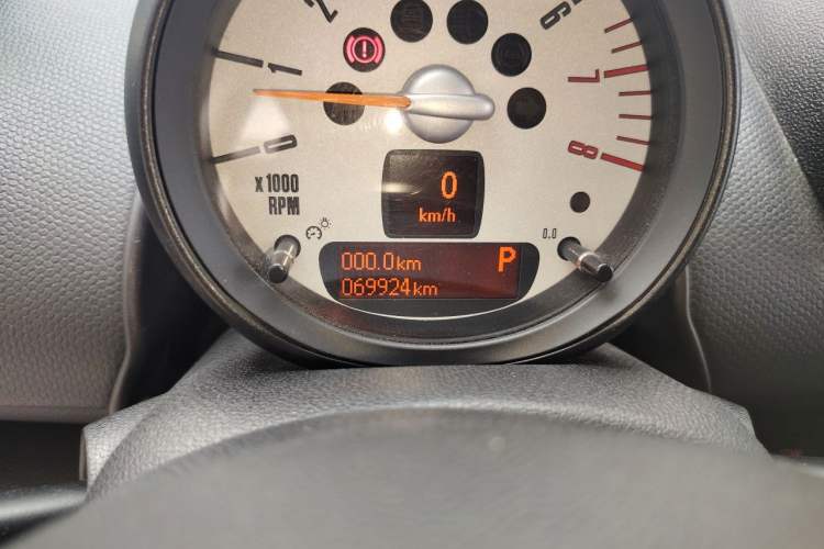 Used MINI Countryman 2013 1.6T COOPER ALL4 Fun Odometer Close Up