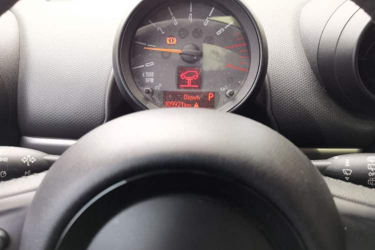 Used MINI Countryman 2014 1.6T COOPER ALL4 Fun Odometer Close Up