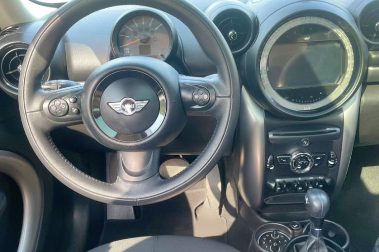 Used MINI Countryman 2014 1.6L COOPER Fun Interior 4