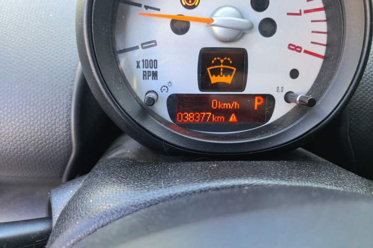 Used MINI Countryman 2014 1.6L COOPER Fun Odometer Close Up
