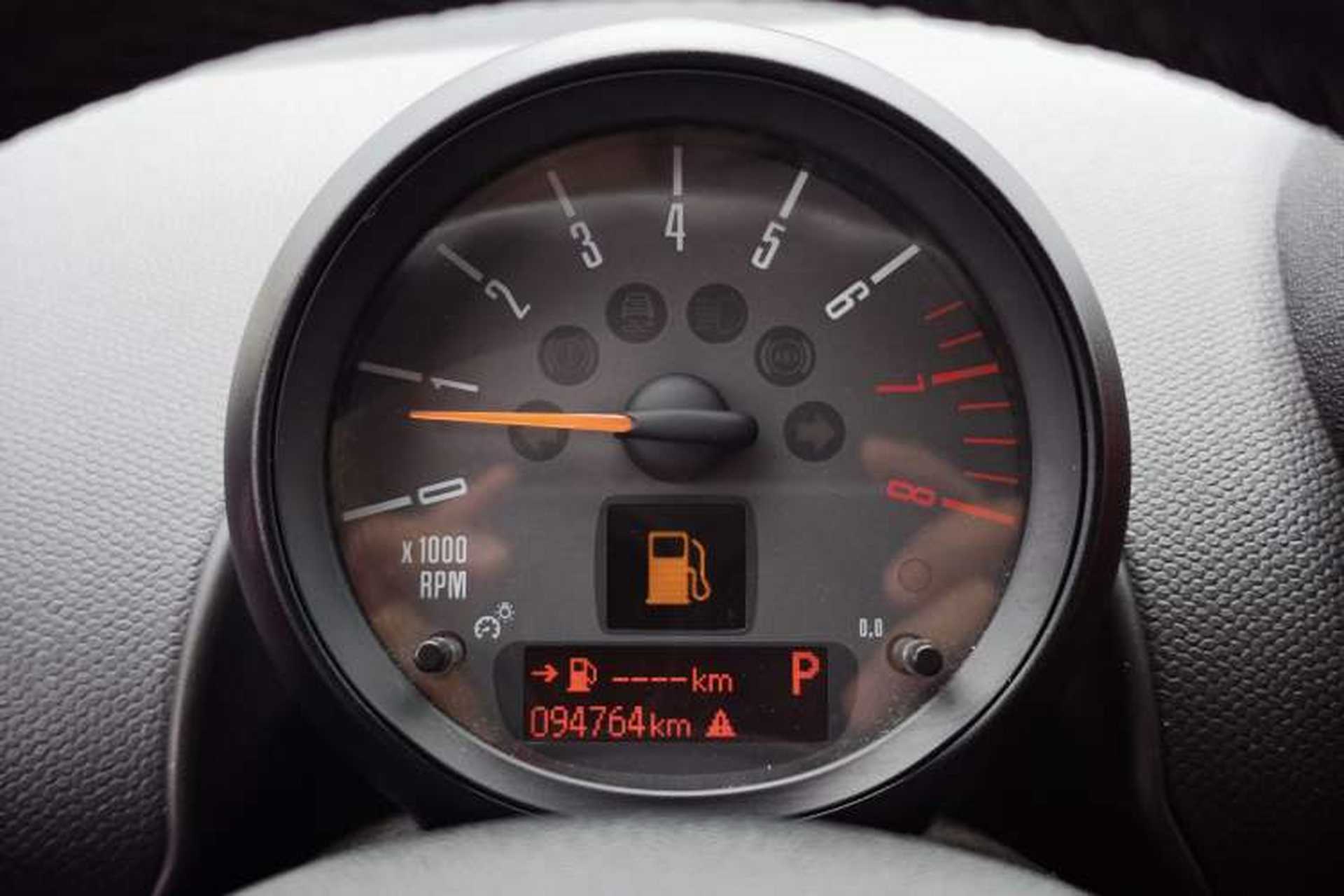 Used MINI Countryman 2014 1.6T COOPER ALL4 Fun Odometer Close Up