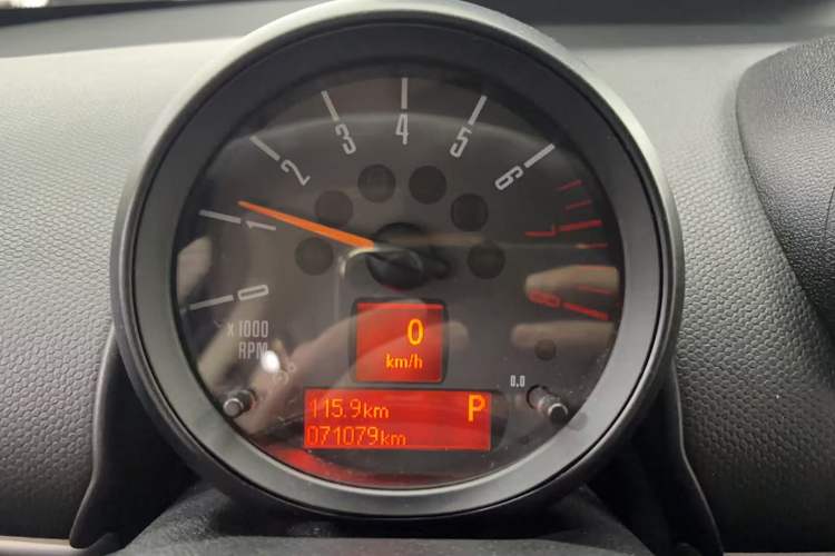 Used MINI Countryman 2014 1.6T COOPER ALL4 Fun Odometer Close Up