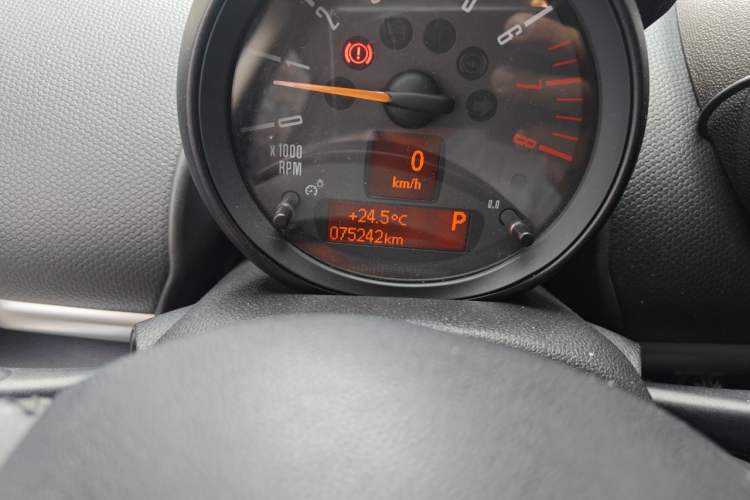 Used MINI Countryman 2014 1.6L COOPER Fun Odometer Close Up