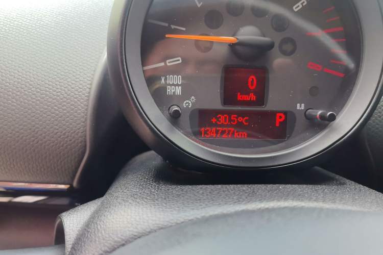 Used MINI Countryman 2014 1.6T COOPER S Odometer Close Up