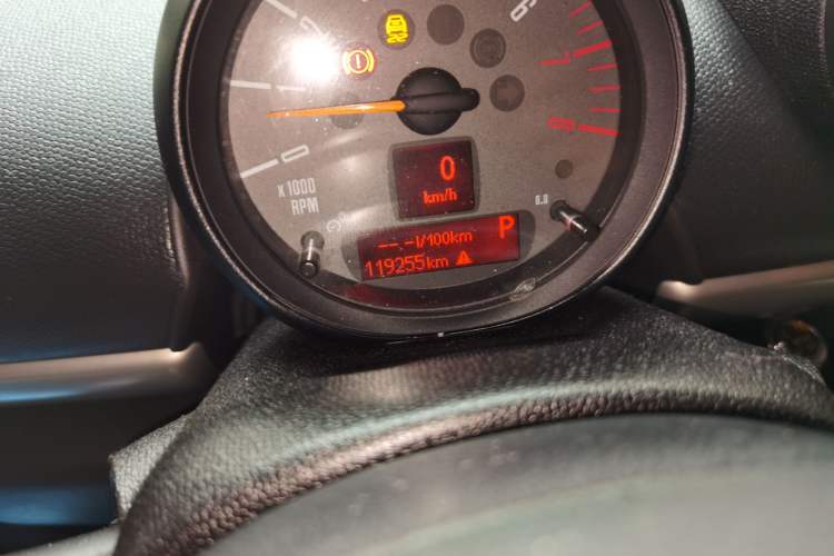 Used MINI Countryman 2014 1.6T COOPER ALL4 Fun Odometer Close Up