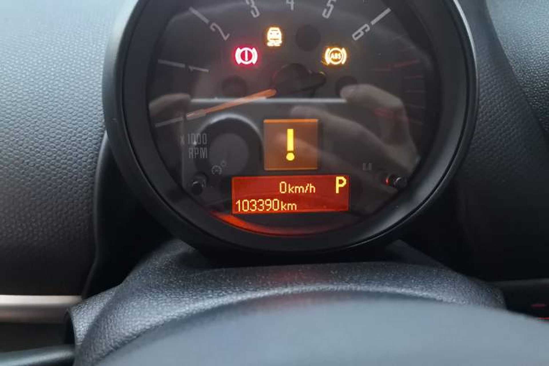 Used MINI Countryman 2014 1.6T COOPER ALL4 Fun Odometer Close Up
