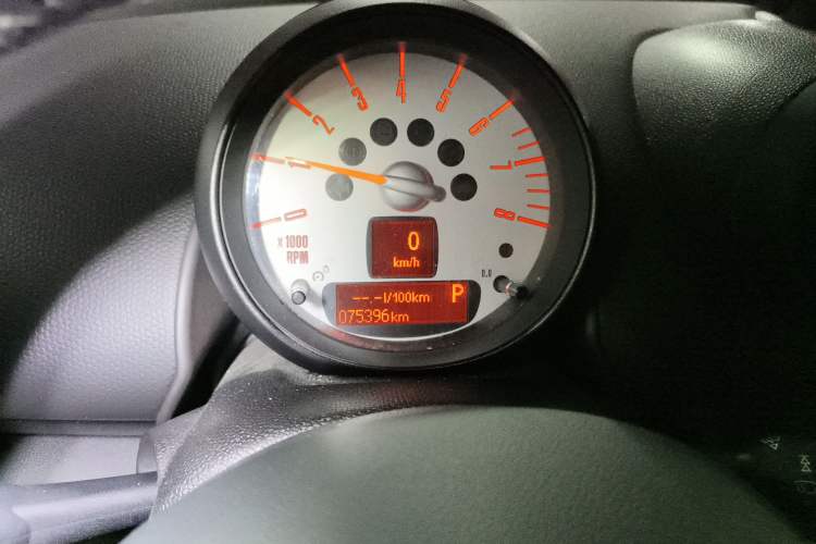 Used MINI Countryman 2014 1.6L COOPER Fun Odometer Close Up