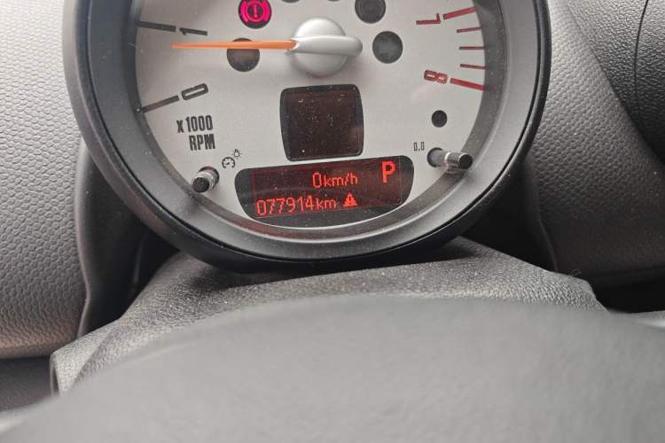 Used MINI Countryman 2014 1.6L COOPER Fun Odometer Close Up