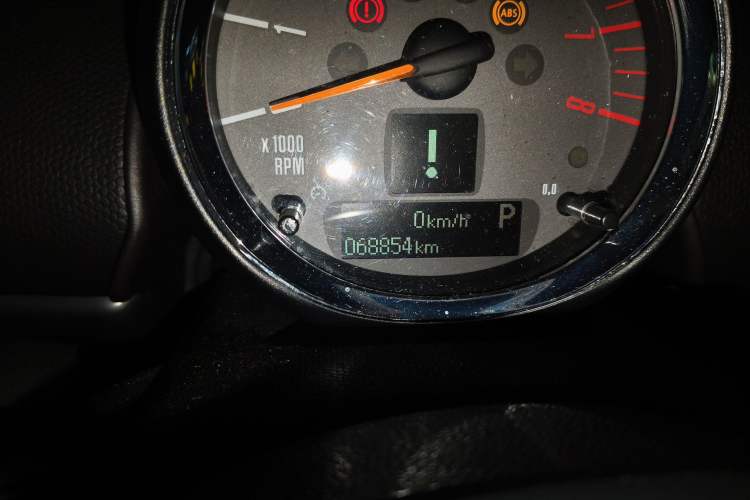 Used MINI Countryman 2014 1.6T COOPER S ALL4 Odometer Close Up