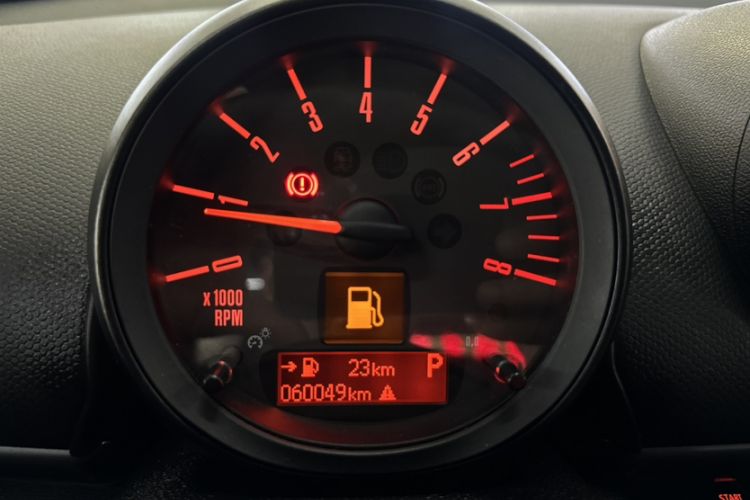 Used MINI Countryman 2014 1.6T COOPER S Odometer Close Up