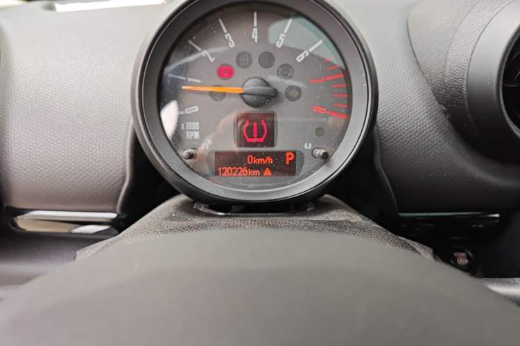 Used MINI Countryman 2014 1.6L COOPER Fun Odometer Close Up