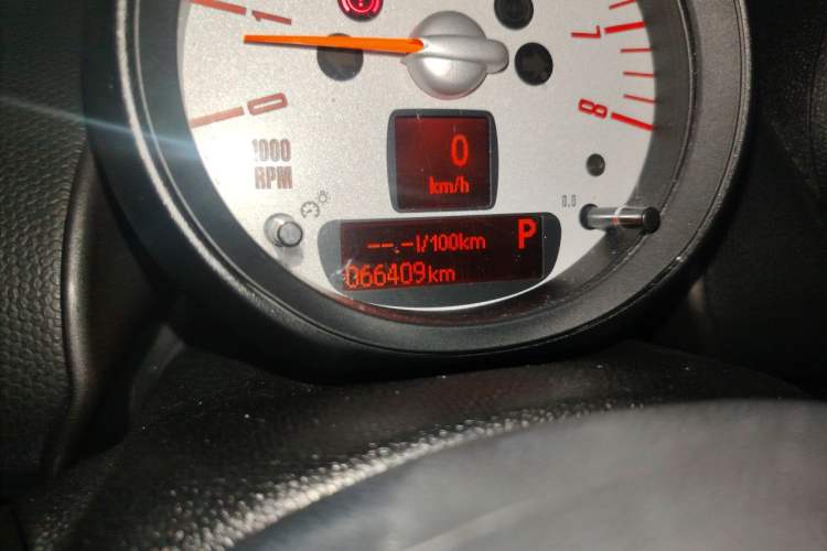 Used MINI Countryman 2014 1.6L COOPER Fun Odometer Close Up