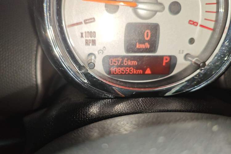 Used MINI Countryman 2014 1.6T COOPER ALL4 Fun Odometer Close Up