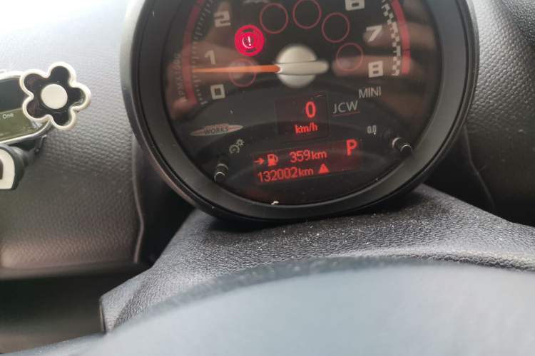 Used MINI Countryman 2014 1.6L COOPER Fun Odometer Close Up
