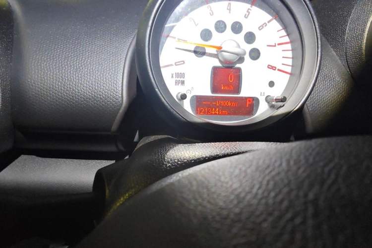 Used MINI Countryman 2014 1.6T COOPER S Odometer Close Up