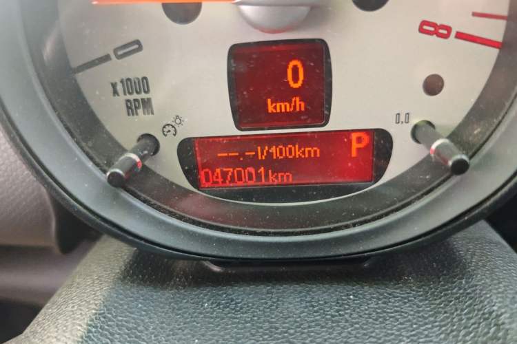 Used MINI Countryman 2014 1.6T COOPER S Odometer Close Up