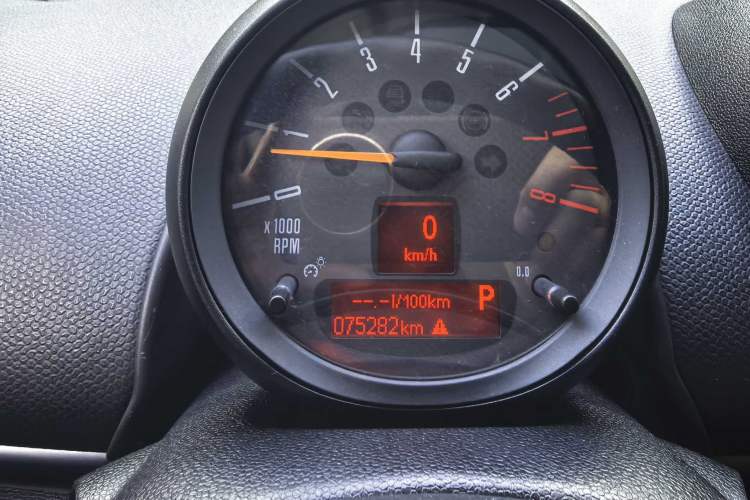 Used MINI Countryman 2014 1.6T COOPER S Odometer Close Up