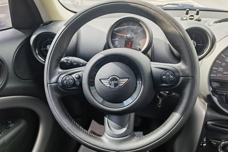 Used MINI Countryman 2014 1.6L COOPER Fun Interior 9