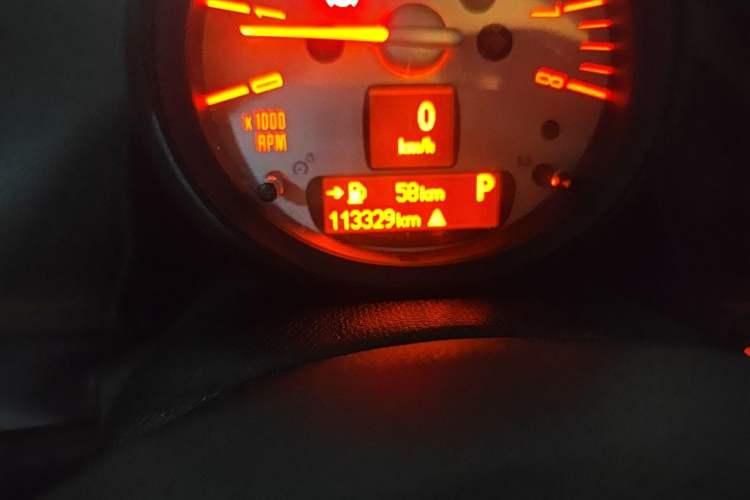 Used MINI Countryman 2014 1.6L COOPER Fun Odometer Close Up