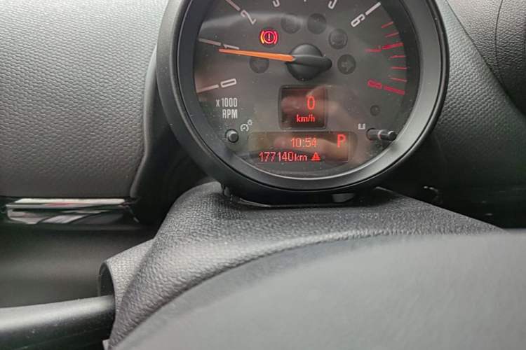 Used MINI Countryman 2014 1.6L COOPER Fun Odometer Close Up