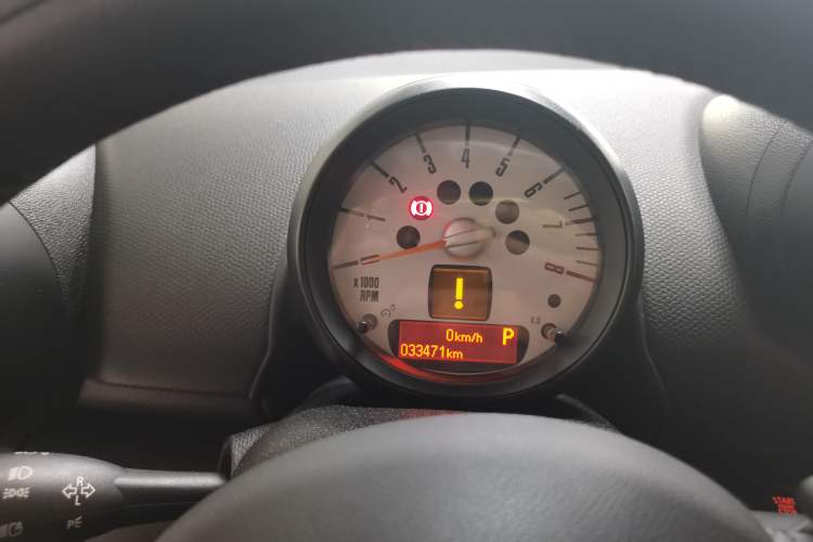 Used MINI Countryman 2014 1.6T COOPER S Odometer Close Up