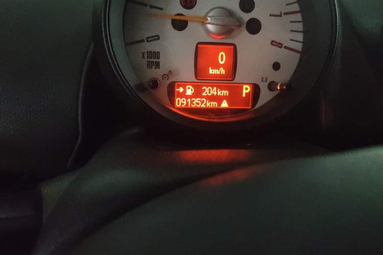 Used MINI Countryman 2014 1.6L COOPER Fun Odometer Close Up