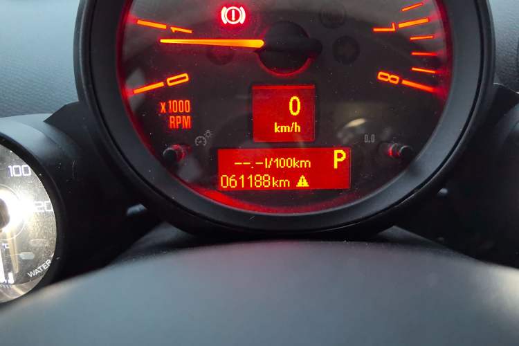 Used MINI Countryman 2014 1.6T COOPER S Odometer Close Up