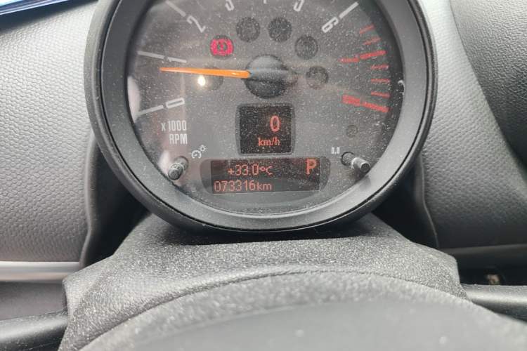 Used MINI Countryman 2014 1.6T COOPER S Odometer Close Up