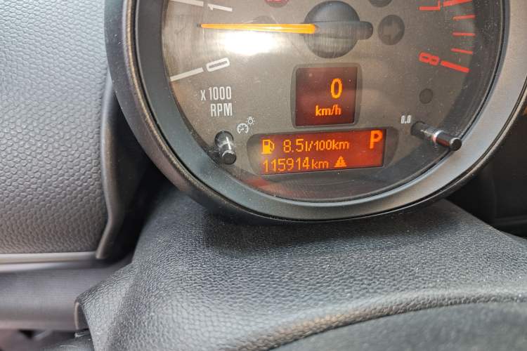 Used MINI Countryman 2014 1.6T COOPER S Odometer Close Up