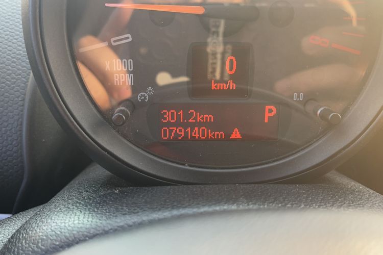 Used MINI Countryman 2014 1.6T COOPER ALL4 Fun Odometer Close Up