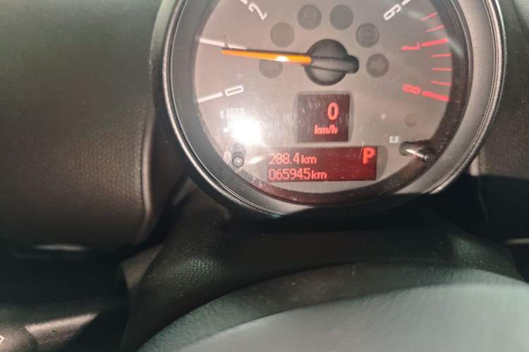 Used MINI Countryman 2014 1.6L COOPER Fun Odometer Close Up