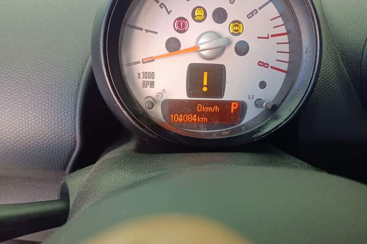Used MINI Countryman 2014 1.6L COOPER Fun Odometer Close Up
